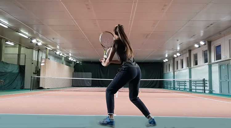 Сгибайте ноги в теннисе при приёме мяча